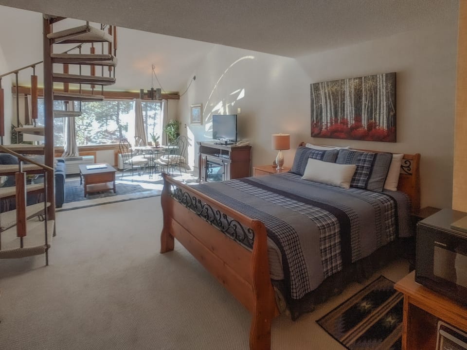 Main Level Queen Bed, Fireplace - Main Level Queen Bed, Fireplace