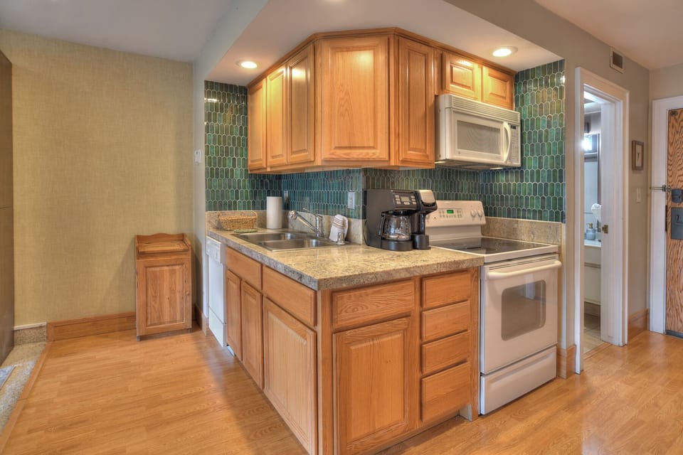 Full Kitchen with Oven