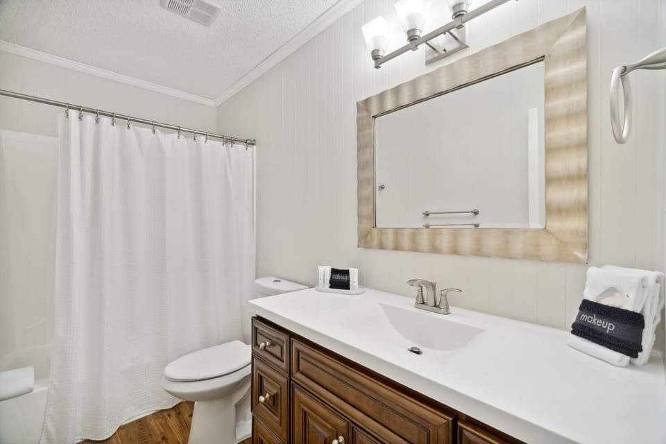 Second Floor Bathroom, Shared