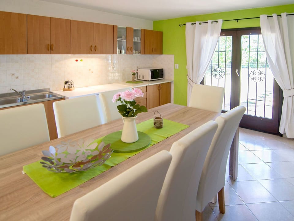 Property, Room, Furniture, Interior Design, Dining Room, Kitchen, Building, Floor, Countertop, House