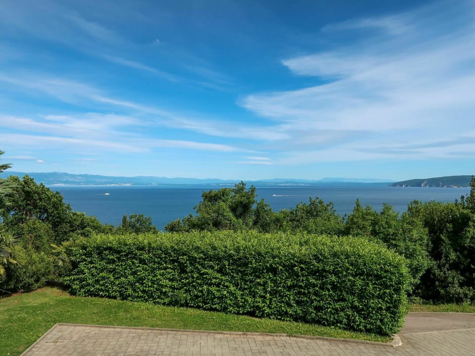 Cloud, Sky, Plant, Water, Natural Landscape, Highland, Vegetation, Land Lot, Coastal And Oceanic Landforms, Grass