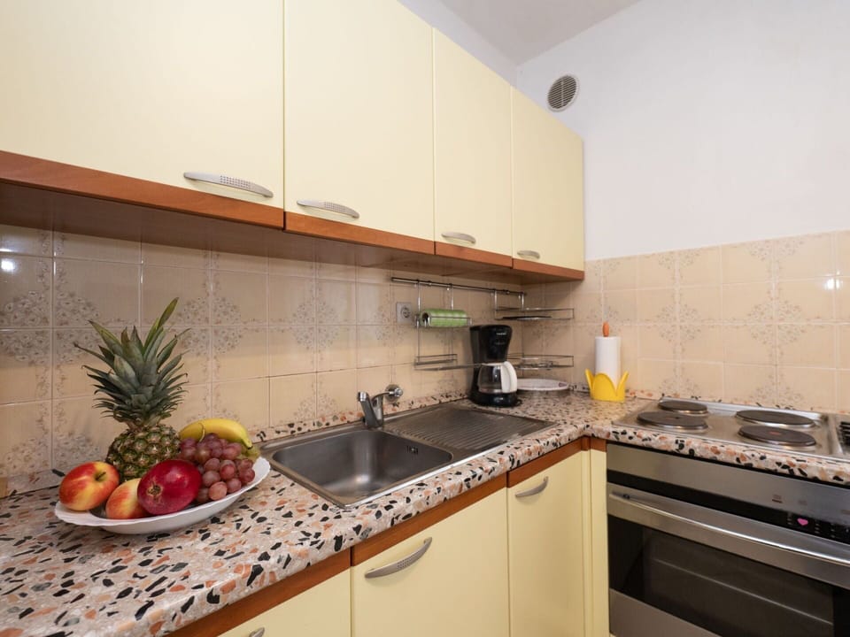 Countertop, Cabinetry, Property, Kitchen Sink, Sink, Kitchen, Tap, Kitchen Stove, Plumbing Fixture, Kitchen Appliance