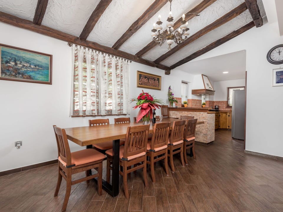 Table, Furniture, Picture Frame, Property, Chair, Wood, Architecture, Interior Design, Plant, Flooring