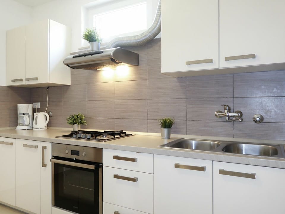 Kitchen Sink, Cabinetry, Countertop, Sink, Property, White, Tap, Kitchen, Plant, Kitchen Stove