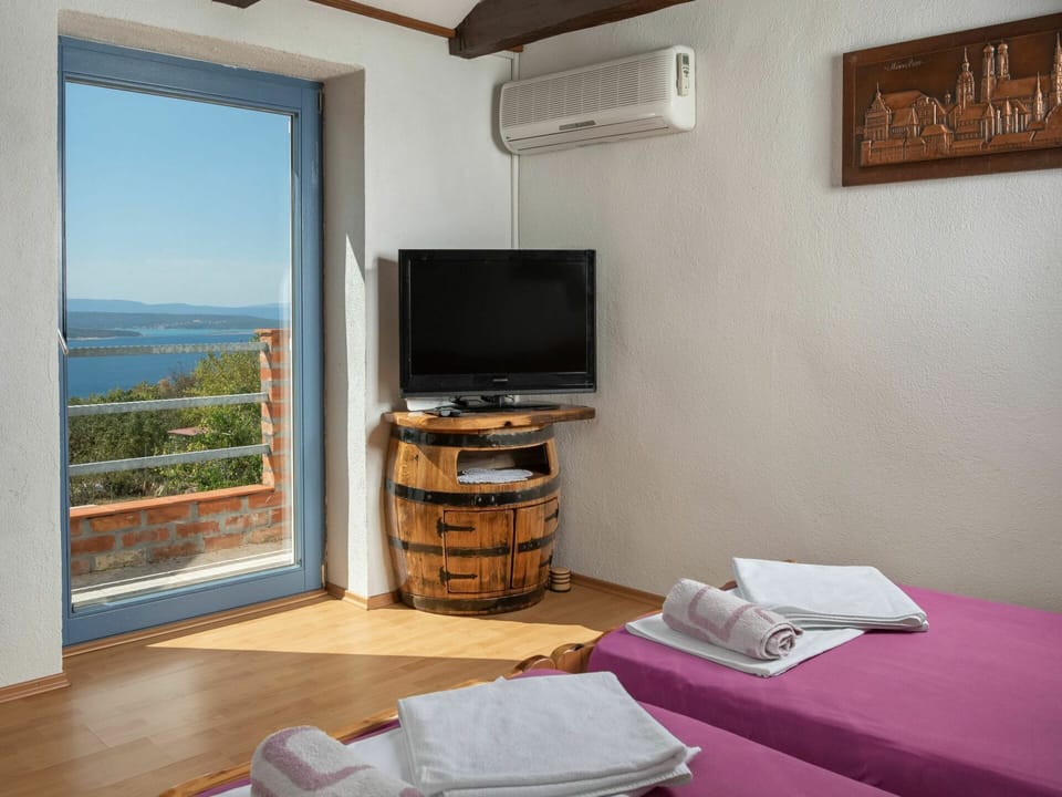 Property, Television, Picture Frame, Wood, Comfort, Building, Lighting, Home Appliance, Interior Design, Living Room