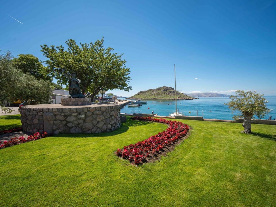 Coastal And Oceanic Landforms, Sea, Coast, Lake, Ocean, Lawn, Shore, Resort, Bay