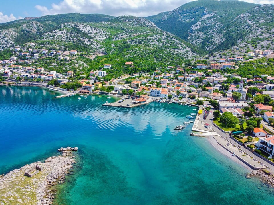 Water, Body Of Water, Water Resources, Mountainous Landforms, Residential Area, Coast, City, Coastal And Oceanic Landforms, Waterway, Summer