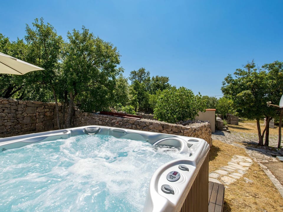 Water, Sky, Plant, Swimming Pool, Tree, House, Leisure, Landscape, Grass, Real Estate