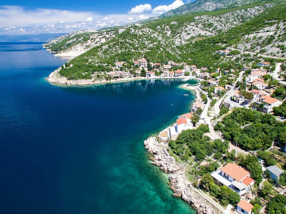 Water, Sky, Water Resources, Cloud, Mountain, Blue, Building, Azure, Natural Landscape, Coastal And Oceanic Landforms