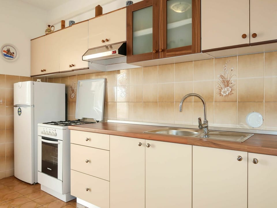 Cabinetry, Countertop, Kitchen Sink, Furniture, Property, Sink, Tap, Building, Wood, Kitchen Stove