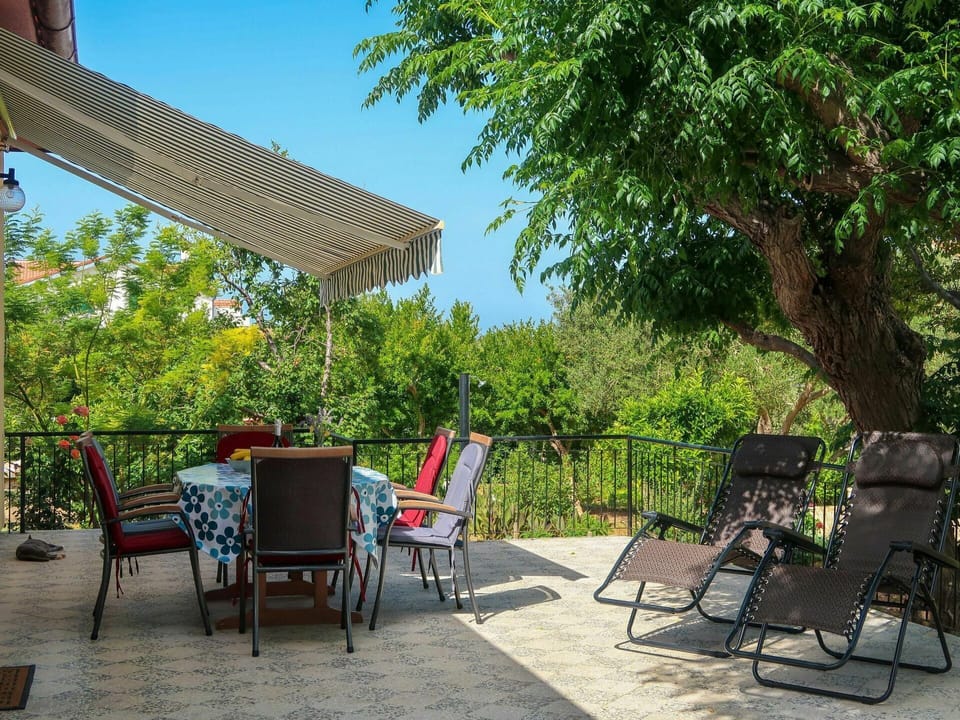 Furniture, Sky, Property, Plant, Chair, Building, Nature, Shade, Table, Outdoor Table