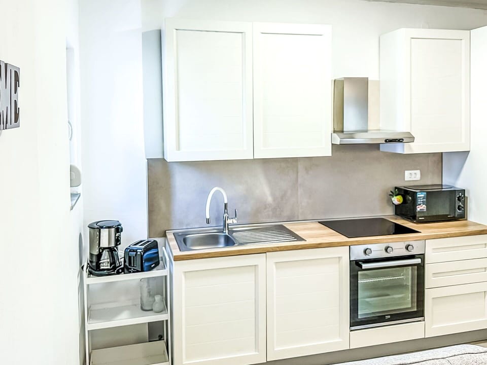 Kitchen Appliance, Kitchen, Countertop, Major Appliance, Cabinetry, Furniture, Home Appliance, Wood, Flooring, Interior Design