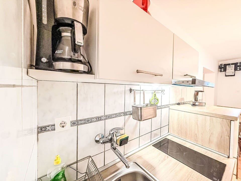 Kitchen Appliance, Kitchen, Countertop, Interior Design, Major Appliance, Cabinetry, Home Appliance, Flooring, Lighting, Plumbing Fixture
