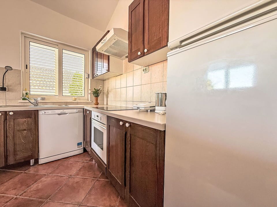 Kitchen, Major Appliance, Cabinetry, Countertop, Wood, Flooring, Kitchen Appliance, Interior Design, Floor, Ceiling