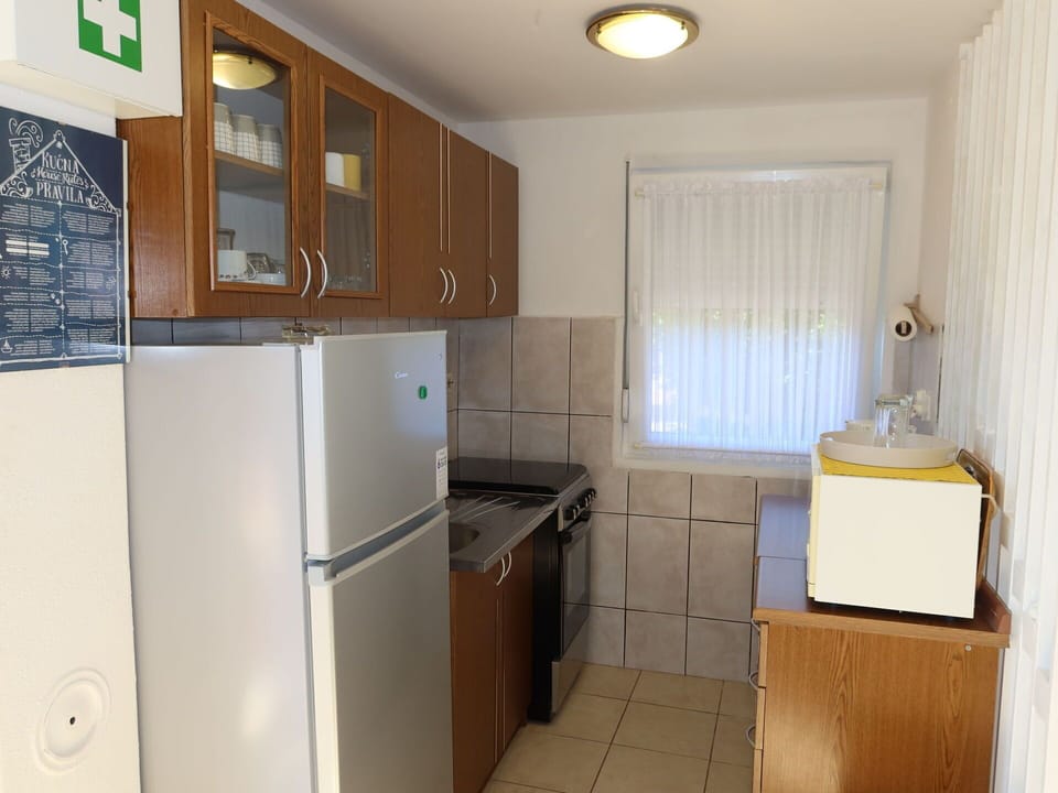 Cabinetry, Property, Interior Design, Kitchen Appliance, Kitchen, Floor, Home Appliance, Flooring, Wood