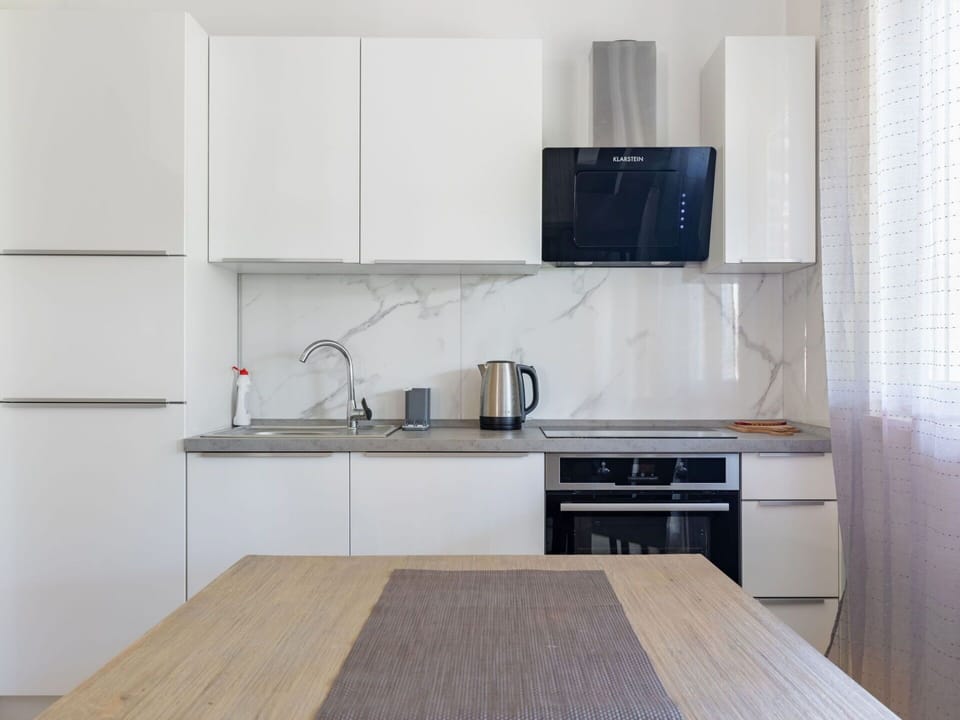 Countertop, Kitchen Sink, Tap, Cabinetry, Sink, Property, Building, Plumbing Fixture, Kitchen Appliance, Kitchen Stove