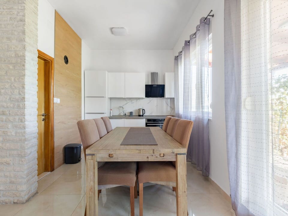 Property, Wood, Interior Design, Flooring, Building, Floor, Wall, Table, Shade