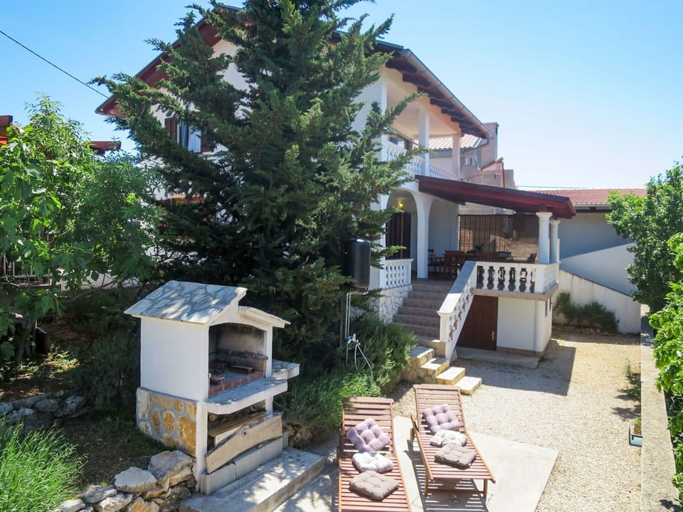 Plant, Sky, Building, Property, Window, Tree, House, Land Lot, Urban Design, Cottage