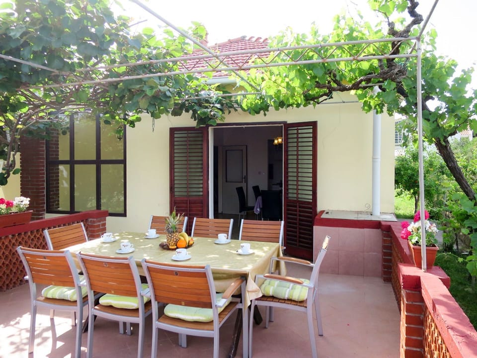 Property, Building, House, Backyard, Real Estate, Room, Patio, Yard, Courtyard, Home