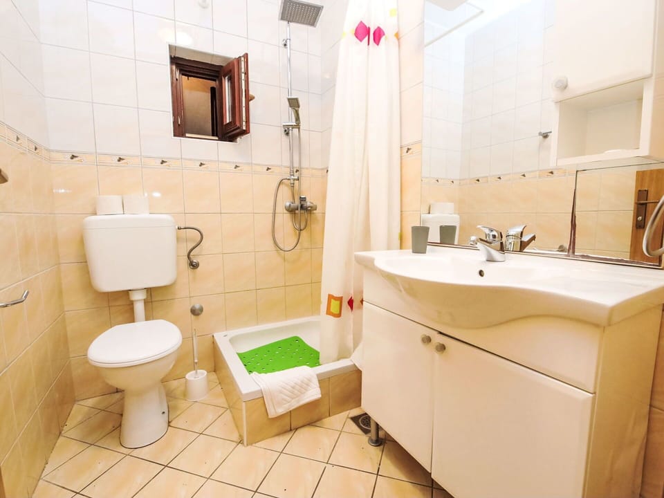 Mirror, Plumbing Fixture, Sink, Property, Bathroom Sink, Tap, Purple, Bathroom, Interior Design, Floor