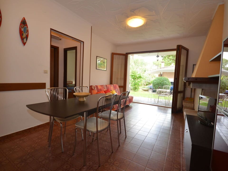 Table, Property, Chair, Wood, Interior Design, Plant, Floor, Door, Building, House
