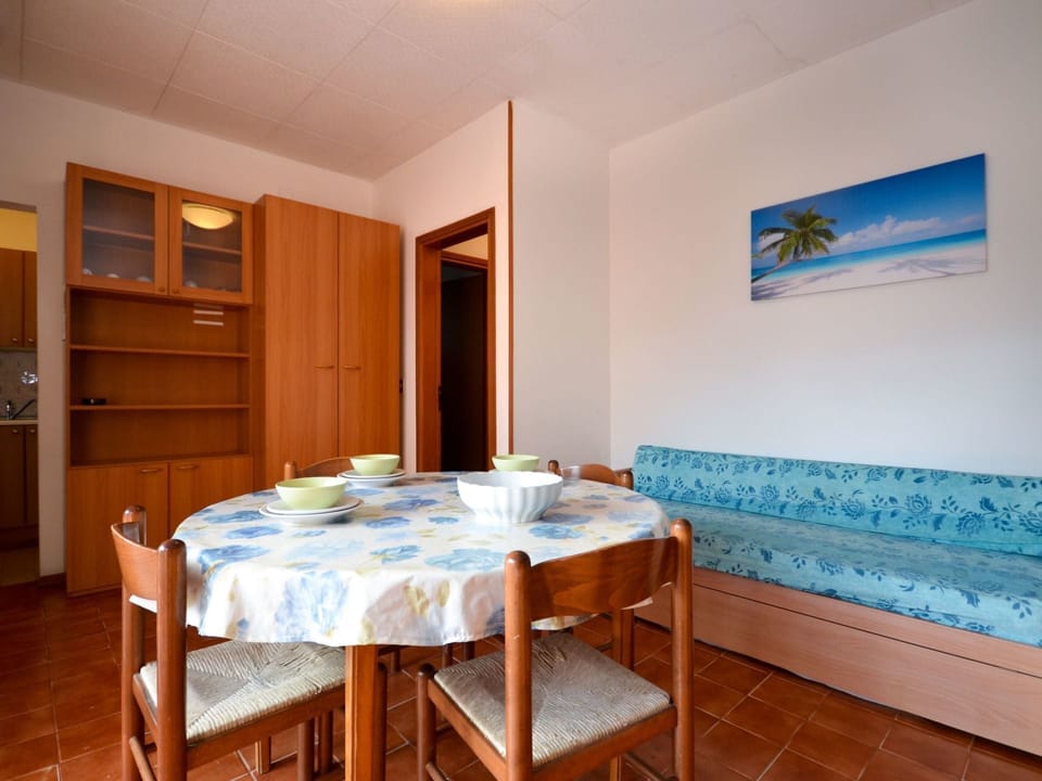 Room, Furniture, Property, Building, Floor, Interior Design, House, Table, Real Estate, Bedroom