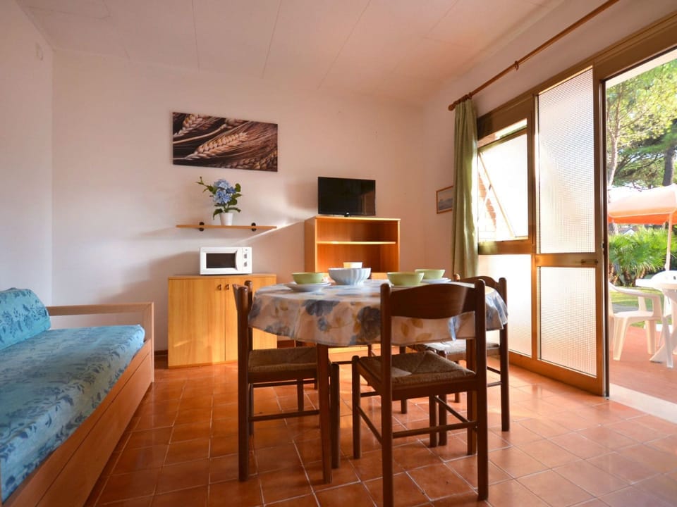 Room, Furniture, Property, Interior Design, Building, Floor, House, Table, Real Estate, Wood Flooring