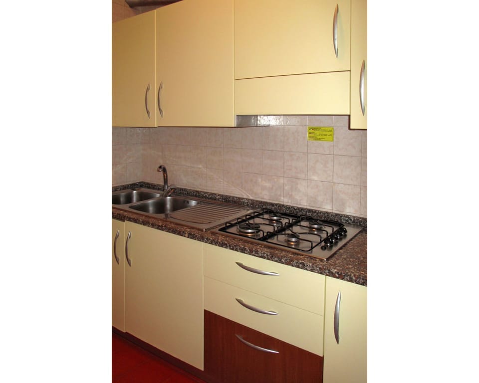 Countertop, Sink, Kitchen Sink, Cooktop, Kitchen, Property, Tile, Room, Cabinetry, Furniture