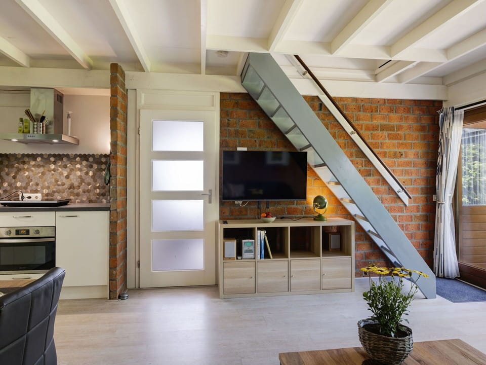 Building, Property, Plant, Cabinetry, Countertop, Window, Wood, Flowerpot, Kitchen Stove, Flooring