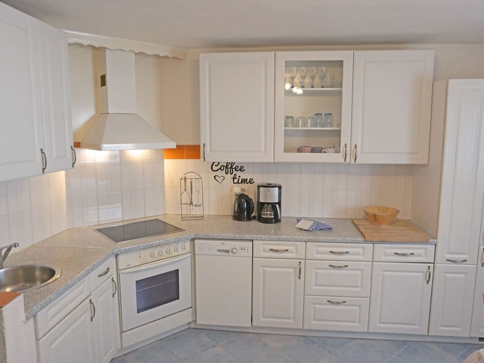 Water, Sky, Property, Plant, Building, Cloud, Swimming Pool, Tree, Residential Area, Grass