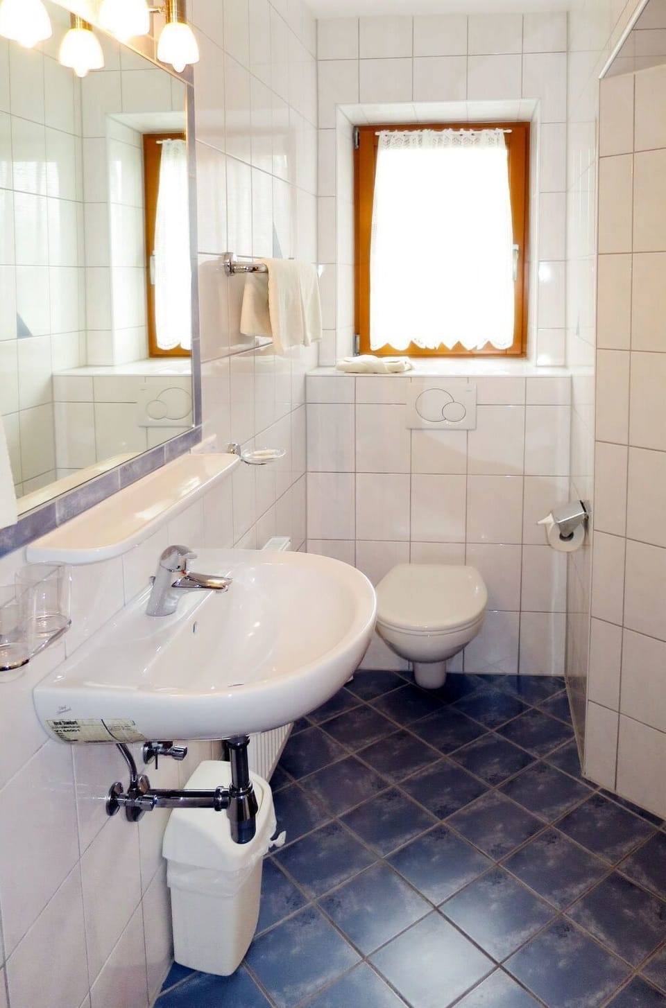 Bathroom, Property, Room, Tile, Floor, Plumbing Fixture, Interior Design, Architecture, Toilet, Wall