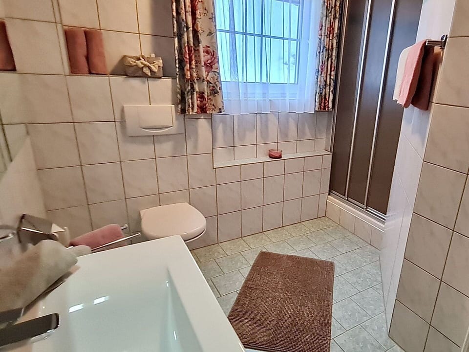 Brown, Property, Window, Plumbing Fixture, Bathtub, Tap, Wood, Interior Design, Bathroom, Floor