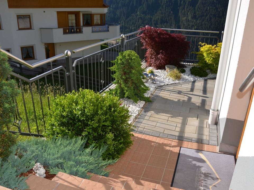 Property, Handrail, Yard, Backyard, Landscaping, Courtyard, Residential Area, Balcony, Real Estate, Deck