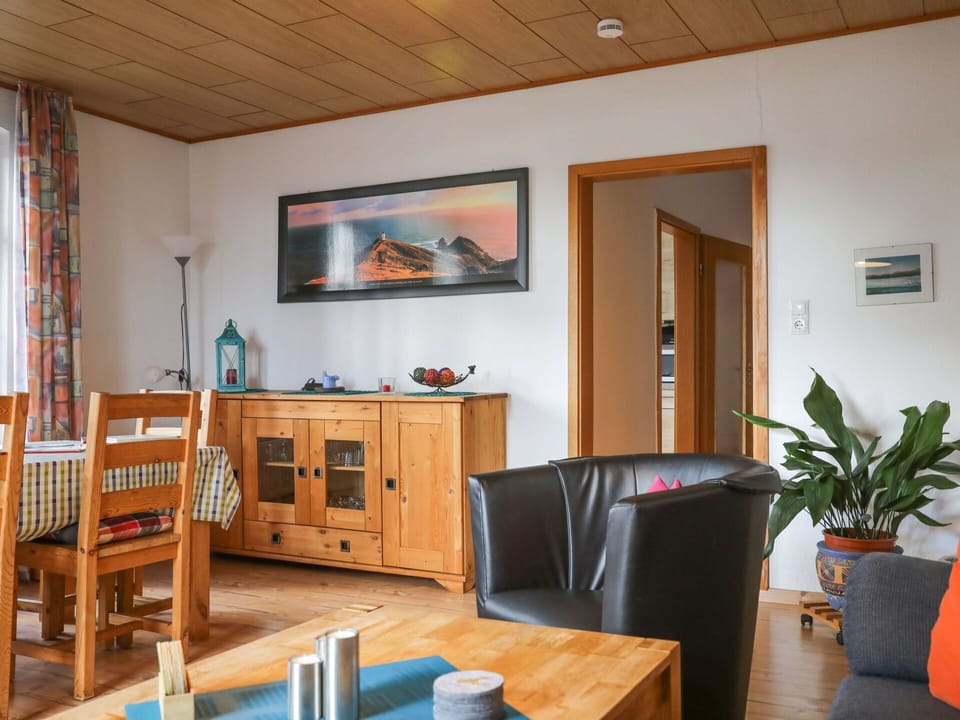 Plant, Table, Property, Furniture, Houseplant, Flowerpot, Picture Frame, Cabinetry, Building, Wood