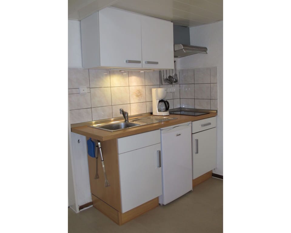 Cloud, Water, Sky, Property, Plant, Swimming Pool, Building, Window, Azure, Blue