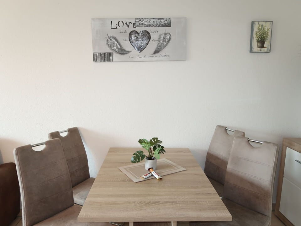 Table, Property, Furniture, Rectangle, Picture Frame, Wood, Interior Design, Comfort, Floor