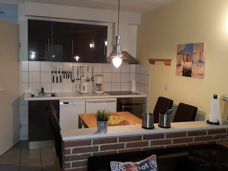 Cabinetry, Property, Countertop, Tap, Sink, Kitchen, Houseplant, Wood, Kitchen Sink, Kitchen Stove