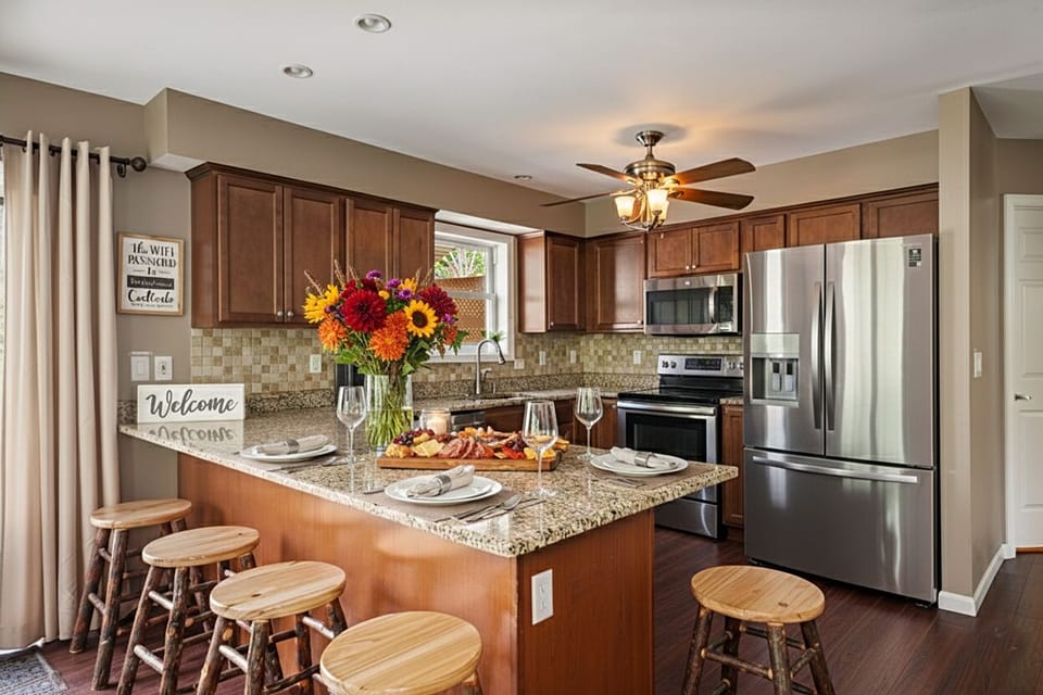 Fully equipped kitchen with breakfast bar. Perfect for entertaining