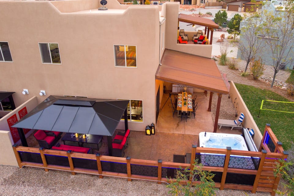 An Outdoor Oasis with 7 person Hot Tub and outdoor dining area for 10!