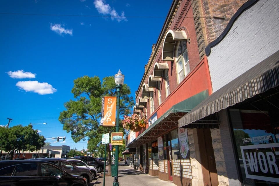 A bustling downtown with boutiques, restaurants & tasting rooms is at your door.