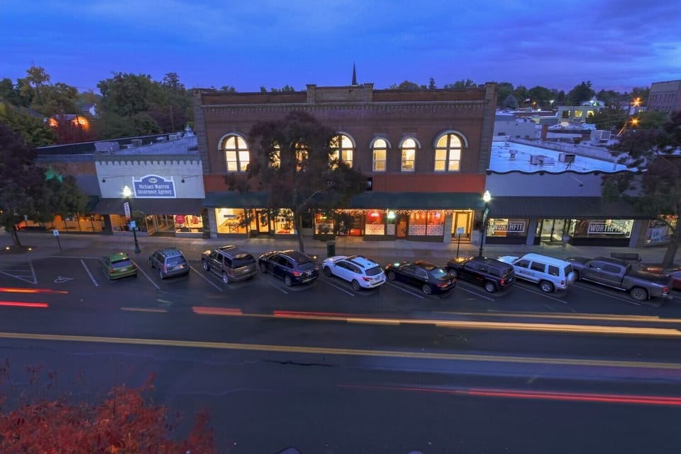 Many nearby tasting rooms feature live music in the evenings. (2)