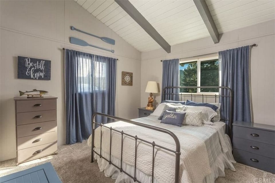 Upstairs Bedroom with Queen Bed