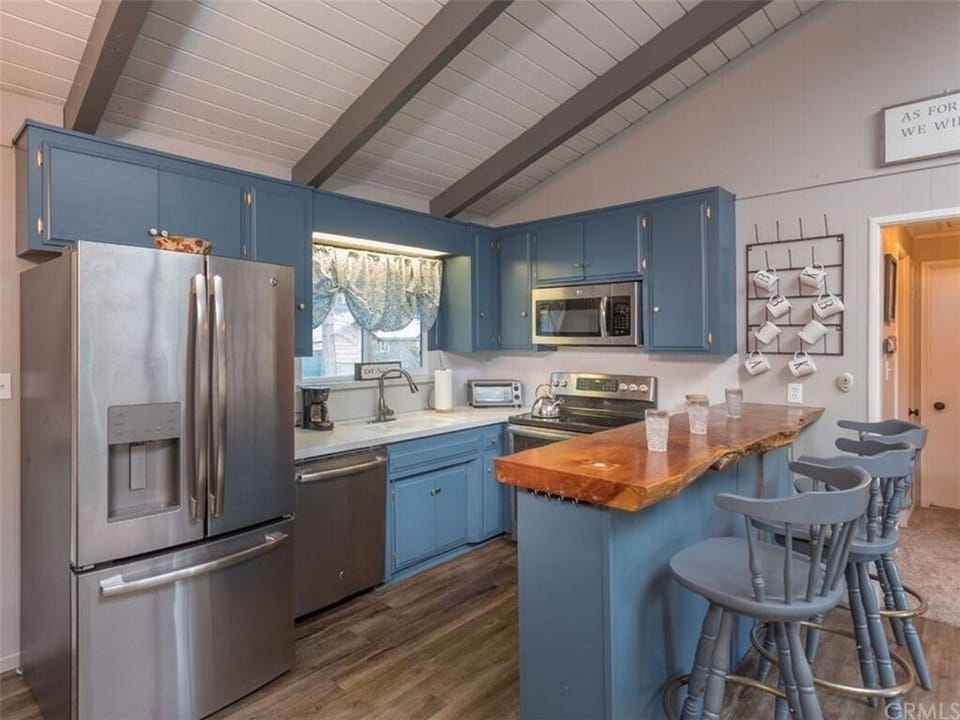Upstairs Kitchen, fully stocked, stainless steel appliances