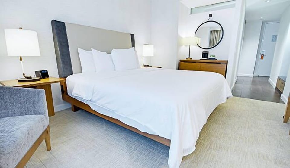 deluxe-king-guestroom-2-nov-664x386_enhanced