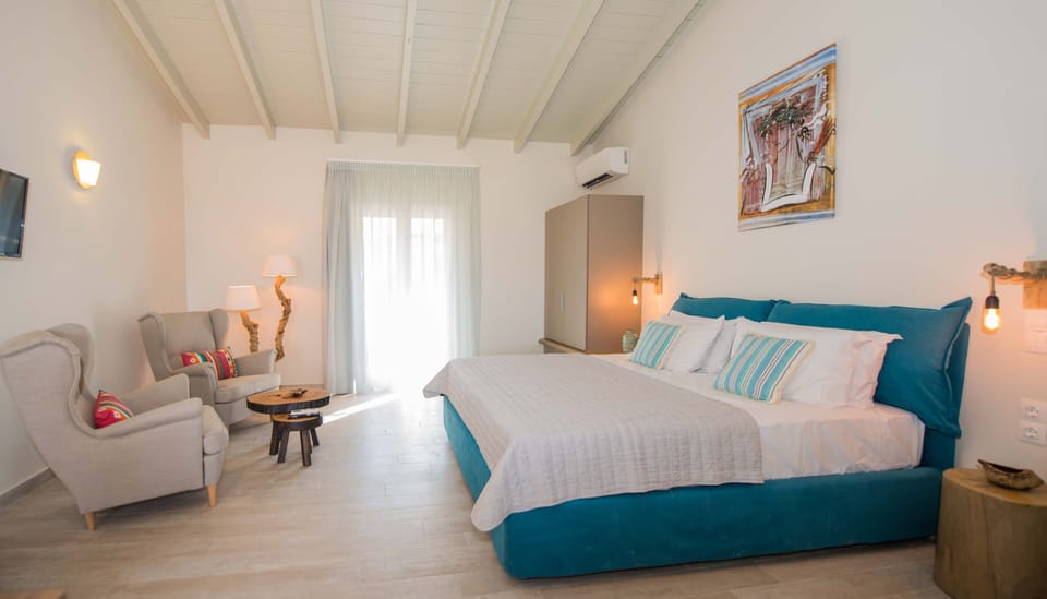 Open layout with a large living room, a modern kitchenette and a King size bed. 
