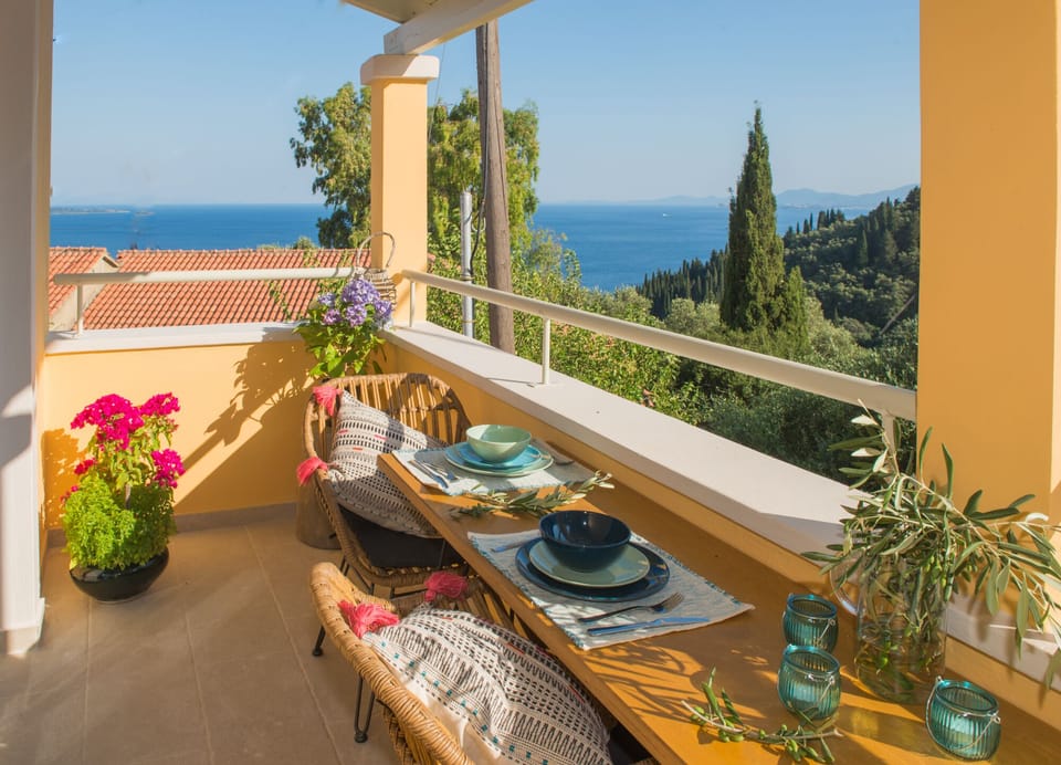 Balcony with sea / mountain view