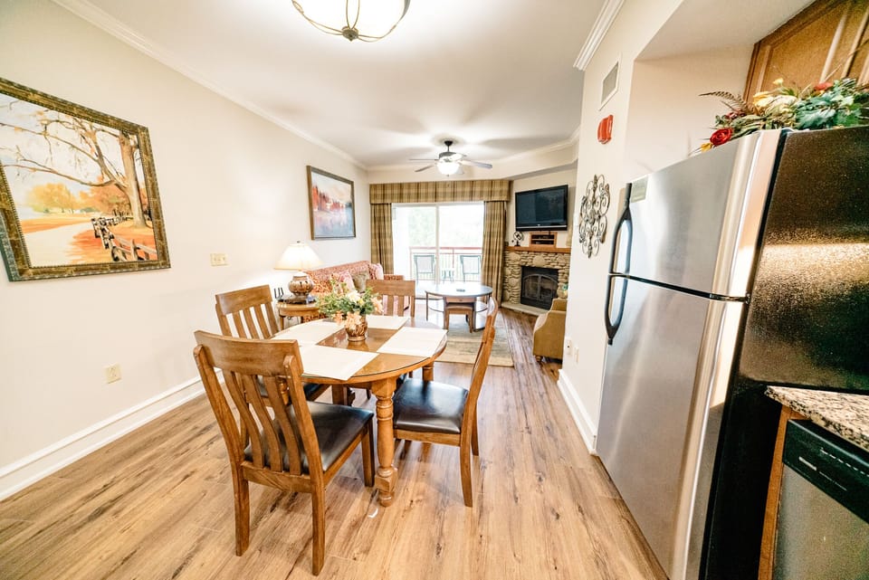 *Renovated* New Floors, Fresh Paint, Updated Shower Doors & Decorations