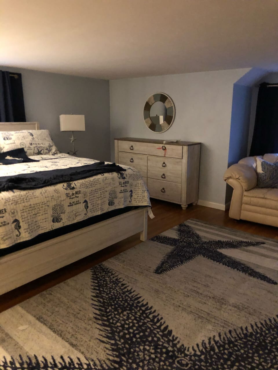 Get lost in the spacious main bedroom. 