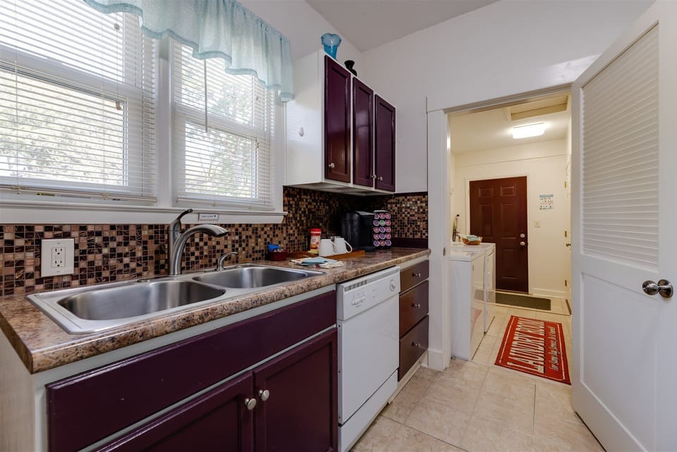 Kitchen- Lots of room for preparing tasty meals.