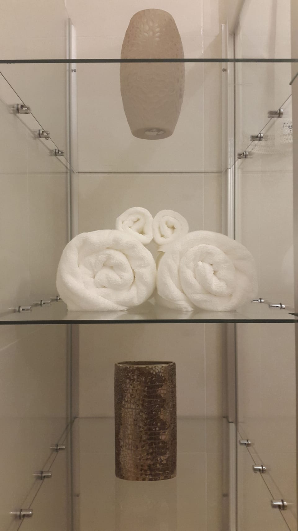 Bathroom # 2 with rags, bath towels, hand towels & rustic vase sets.
